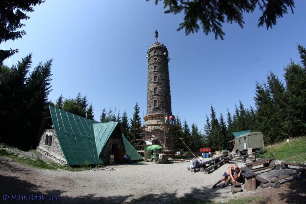Vybavena Garsonka V Cihlovem Dome V Centru 예세니크 외부 사진